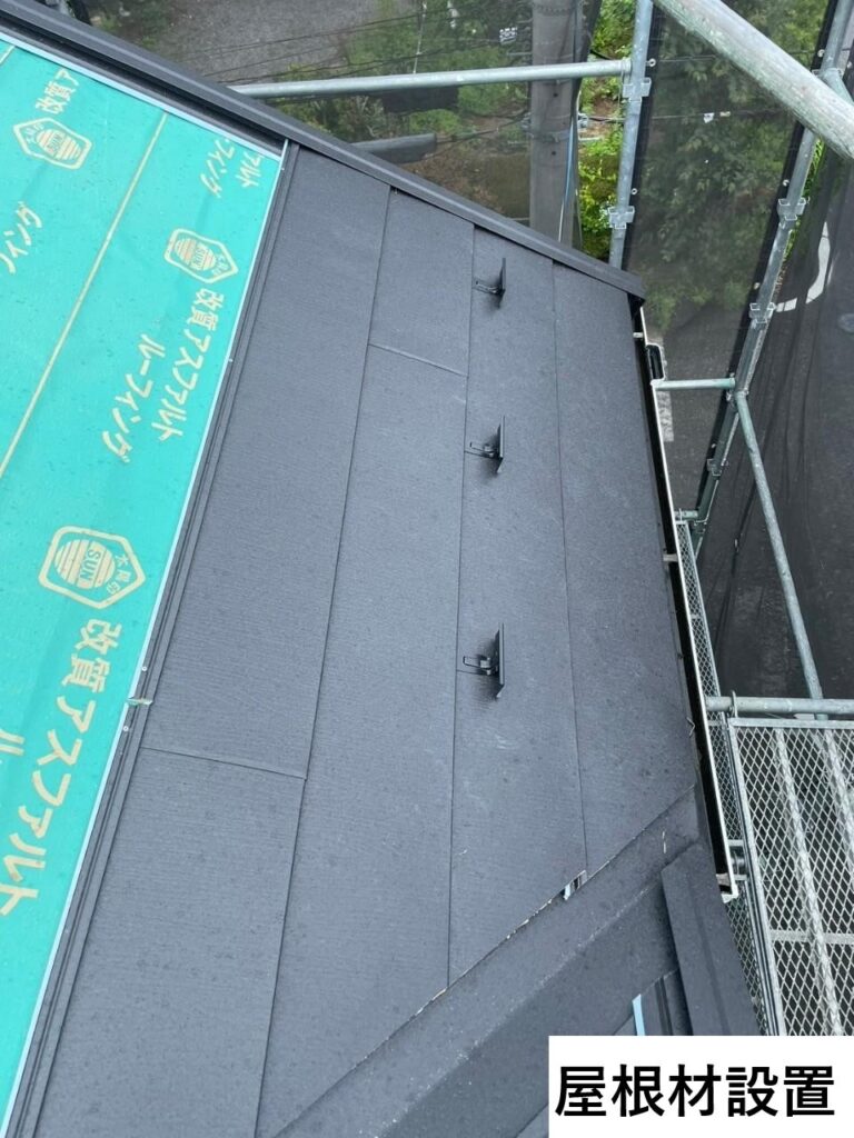 既存の屋根の上に新しい屋根を重ねるため、断熱性や遮音性が向上します。